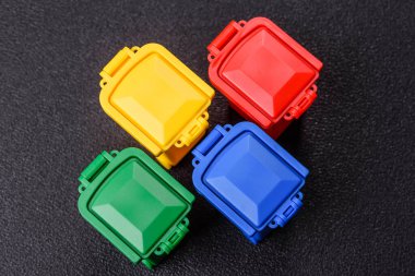 Çöp veya çöp kutuları, seçici ve geri dönüşümlü atık imhası için kavramsal bir arka plan. Çöp kutuları veya atıklar tasarımınız için bir arkaplan