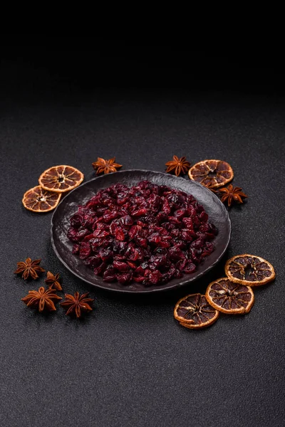 Kurutulmuş tatlı yaban mersini, sağlıklı beslenmek için doğal böğürtlen. Kurutulmuş yaban mersini, tasarımınız için gıda arka planıdır.