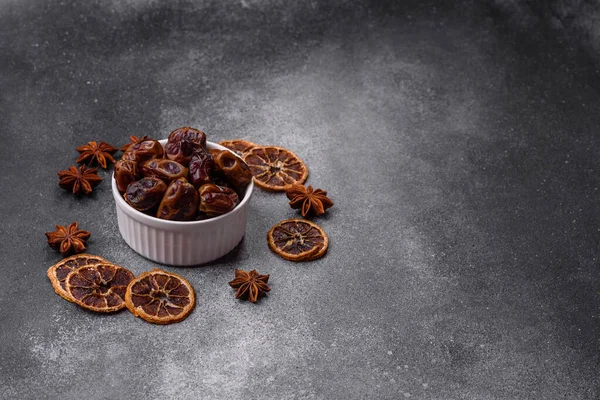 Kurumuş tatlı hurmalar, sağlıklı beslenmek için doğal tropikal meyveler. Tasarımınız için kuru tarihler gıda arka planı olarak kullanılacaktır