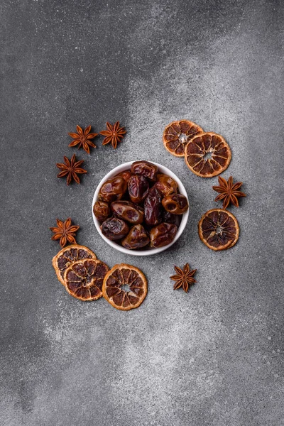 Kurumuş tatlı hurmalar, sağlıklı beslenmek için doğal tropikal meyveler. Tasarımınız için kuru tarihler gıda arka planı olarak kullanılacaktır
