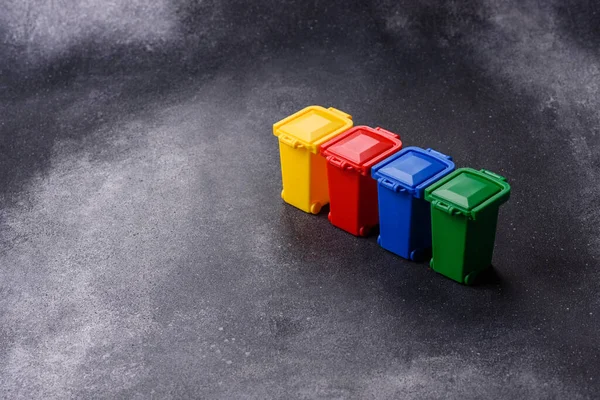 Çöp veya çöp kutuları, seçici ve geri dönüşümlü atık imhası için kavramsal bir arka plan. Çöp kutuları veya atıklar tasarımınız için bir arkaplan