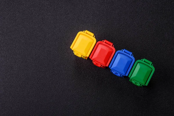 Çöp veya çöp kutuları, seçici ve geri dönüşümlü atık imhası için kavramsal bir arka plan. Çöp kutuları veya atıklar tasarımınız için bir arkaplan