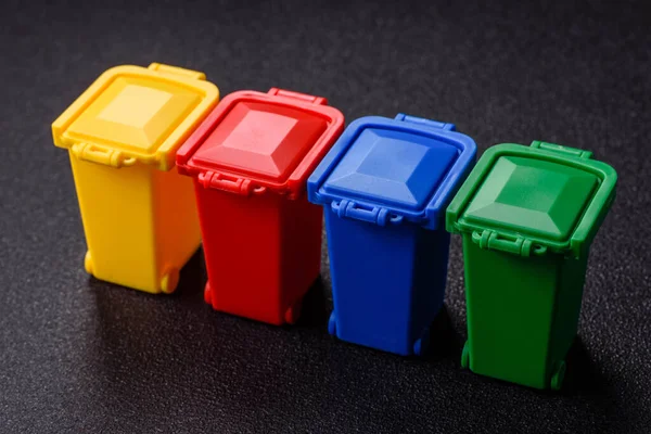 Çöp veya çöp kutuları, seçici ve geri dönüşümlü atık imhası için kavramsal bir arka plan. Çöp kutuları veya atıklar tasarımınız için bir arkaplan