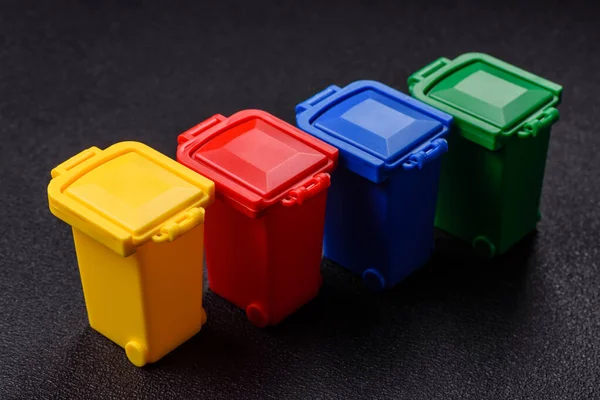 Çöp veya çöp kutuları, seçici ve geri dönüşümlü atık imhası için kavramsal bir arka plan. Çöp kutuları veya atıklar tasarımınız için bir arkaplan