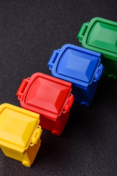 Çöp veya çöp kutuları, seçici ve geri dönüşümlü atık imhası için kavramsal bir arka plan. Çöp kutuları veya atıklar tasarımınız için bir arkaplan