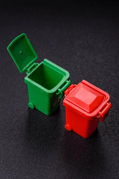 Çöp veya çöp kutuları, seçici ve geri dönüşümlü atık imhası için kavramsal bir arka plan. Çöp kutuları veya atıklar tasarımınız için bir arkaplan