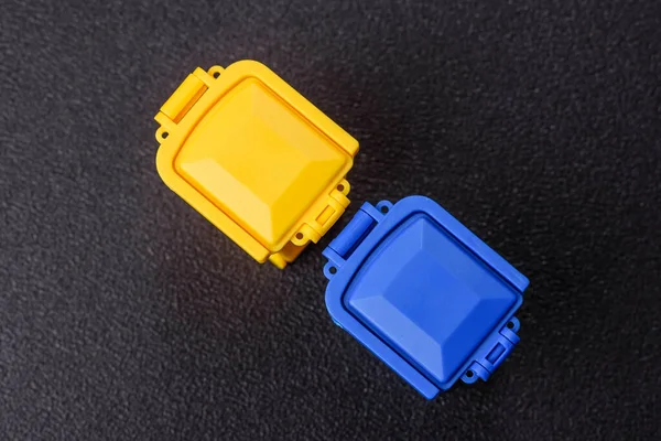 Çöp veya çöp kutuları, seçici ve geri dönüşümlü atık imhası için kavramsal bir arka plan. Çöp kutuları veya atıklar tasarımınız için bir arkaplan