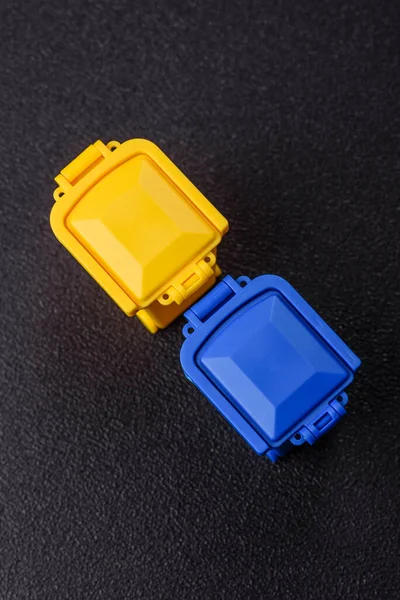 Çöp veya çöp kutuları, seçici ve geri dönüşümlü atık imhası için kavramsal bir arka plan. Çöp kutuları veya atıklar tasarımınız için bir arkaplan