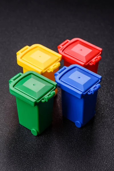 Çöp veya çöp kutuları, seçici ve geri dönüşümlü atık imhası için kavramsal bir arka plan. Çöp kutuları veya atıklar tasarımınız için bir arkaplan