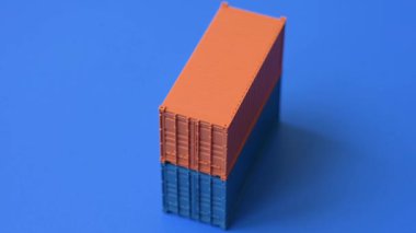 Limandaki bir depoda bir kargo konteynırı. Rıhtımdan nakil, ihracat ve lojistik bir unsur olarak. Tasarımınız için bir kargo konteynırı