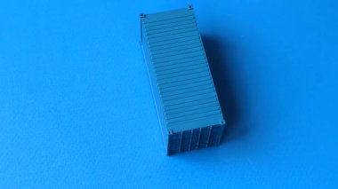 Limandaki bir depoda bir kargo konteynırı. Rıhtımdan nakil, ihracat ve lojistik bir unsur olarak. Tasarımınız için bir kargo konteynırı