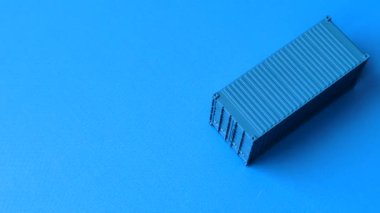 Limandaki bir depoda bir kargo konteynırı. Rıhtımdan nakil, ihracat ve lojistik bir unsur olarak. Tasarımınız için bir kargo konteynırı