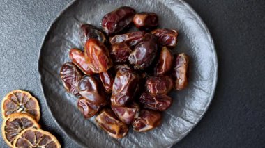 Kurumuş tatlı hurmalar, sağlıklı beslenmek için doğal tropikal meyveler. Tasarımınız için kuru tarihler gıda arka planı olarak kullanılacaktır