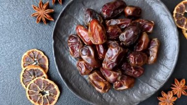 Kurumuş tatlı hurmalar, sağlıklı beslenmek için doğal tropikal meyveler. Tasarımınız için kuru tarihler gıda arka planı olarak kullanılacaktır