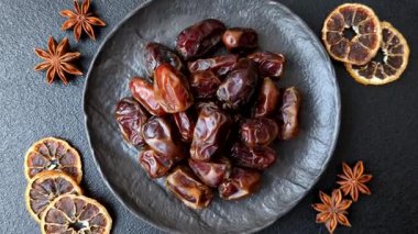 Kurumuş tatlı hurmalar, sağlıklı beslenmek için doğal tropikal meyveler. Tasarımınız için kuru tarihler gıda arka planı olarak kullanılacaktır