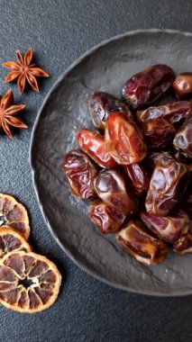 Kurumuş tatlı hurmalar, sağlıklı beslenmek için doğal tropikal meyveler. Tasarımınız için kuru tarihler gıda arka planı olarak kullanılacaktır