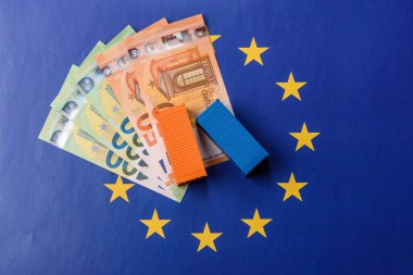 Mal ihracatı ve lojistik için kavramsal bir zemin olarak AB bayrağında bulunan kargo konteynerleri. Tasarımınız için arka plan olarak AB bayrağında bulunan kargo konteynerleri