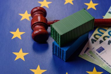 Malların ihracatı ve lojistiği için kavramsal bir zemin olarak AB bayrağına uygulanan kargo konteynırı yasağı. Tasarımınız için arka plan olarak AB bayrağına uygulanan kargo konteynırı ambargosu