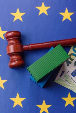 Malların ihracatı ve lojistiği için kavramsal bir zemin olarak AB bayrağına uygulanan kargo konteynırı yasağı. Tasarımınız için arka plan olarak AB bayrağına uygulanan kargo konteynırı ambargosu