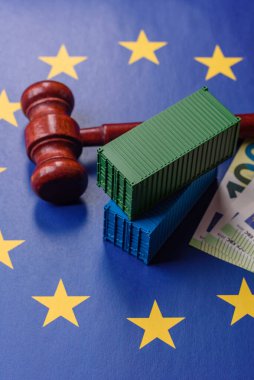 Malların ihracatı ve lojistiği için kavramsal bir zemin olarak AB bayrağına uygulanan kargo konteynırı yasağı. Tasarımınız için arka plan olarak AB bayrağına uygulanan kargo konteynırı ambargosu