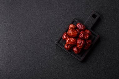 Kırmızı kurutulmuş hurma, Çin tatlı meyve suyu, sağlıklı bir yiyecek olarak. Kırmızı tarihler, tasarımın için yemek arkaplanı olarak jujube