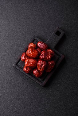 Kırmızı kurutulmuş hurma, Çin tatlı meyve suyu, sağlıklı bir yiyecek olarak. Kırmızı tarihler, tasarımın için yemek arkaplanı olarak jujube