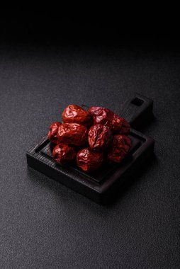 Kırmızı kurutulmuş hurma, Çin tatlı meyve suyu, sağlıklı bir yiyecek olarak. Kırmızı tarihler, tasarımın için yemek arkaplanı olarak jujube