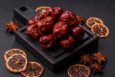 Kırmızı kurutulmuş hurma, Çin tatlı meyve suyu, sağlıklı bir yiyecek olarak. Kırmızı tarihler, tasarımın için yemek arkaplanı olarak jujube