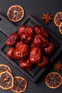 Kırmızı kurutulmuş hurma, Çin tatlı meyve suyu, sağlıklı bir yiyecek olarak. Kırmızı tarihler, tasarımın için yemek arkaplanı olarak jujube