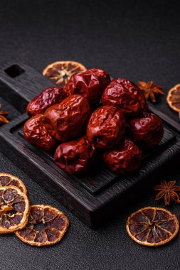 Kırmızı kurutulmuş hurma, Çin tatlı meyve suyu, sağlıklı bir yiyecek olarak. Kırmızı tarihler, tasarımın için yemek arkaplanı olarak jujube