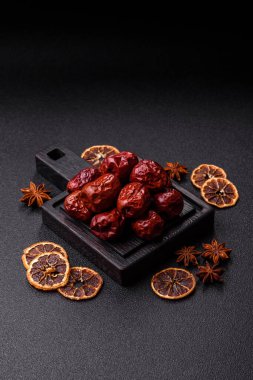 Kırmızı kurutulmuş hurma, Çin tatlı meyve suyu, sağlıklı bir yiyecek olarak. Kırmızı tarihler, tasarımın için yemek arkaplanı olarak jujube