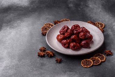Kırmızı kurutulmuş hurma, Çin tatlı meyve suyu, sağlıklı bir yiyecek olarak. Kırmızı tarihler, tasarımın için yemek arkaplanı olarak jujube