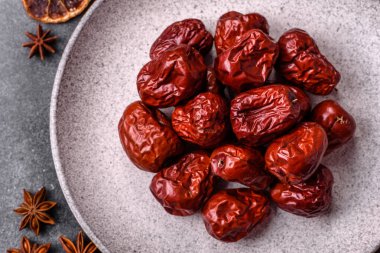 Kırmızı kurutulmuş hurma, Çin tatlı meyve suyu, sağlıklı bir yiyecek olarak. Kırmızı tarihler, tasarımın için yemek arkaplanı olarak jujube