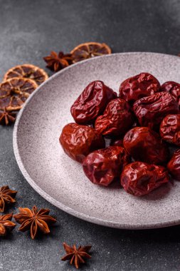 Kırmızı kurutulmuş hurma, Çin tatlı meyve suyu, sağlıklı bir yiyecek olarak. Kırmızı tarihler, tasarımın için yemek arkaplanı olarak jujube