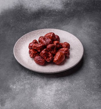 Kırmızı kurutulmuş hurma, Çin tatlı meyve suyu, sağlıklı bir yiyecek olarak. Kırmızı tarihler, tasarımın için yemek arkaplanı olarak jujube