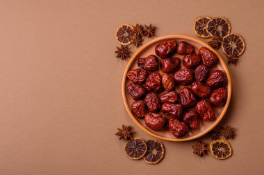 Kırmızı kurutulmuş hurma, Çin tatlı meyve suyu, sağlıklı bir yiyecek olarak. Kırmızı tarihler, tasarımın için yemek arkaplanı olarak jujube