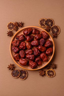 Kırmızı kurutulmuş hurma, Çin tatlı meyve suyu, sağlıklı bir yiyecek olarak. Kırmızı tarihler, tasarımın için yemek arkaplanı olarak jujube