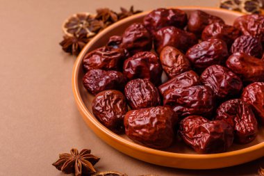 Kırmızı kurutulmuş hurma, Çin tatlı meyve suyu, sağlıklı bir yiyecek olarak. Kırmızı tarihler, tasarımın için yemek arkaplanı olarak jujube