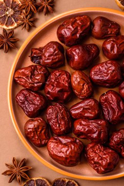 Kırmızı kurutulmuş hurma, Çin tatlı meyve suyu, sağlıklı bir yiyecek olarak. Kırmızı tarihler, tasarımın için yemek arkaplanı olarak jujube