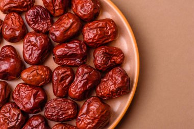 Kırmızı kurutulmuş hurma, Çin tatlı meyve suyu, sağlıklı bir yiyecek olarak. Kırmızı tarihler, tasarımın için yemek arkaplanı olarak jujube