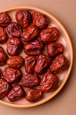 Kırmızı kurutulmuş hurma, Çin tatlı meyve suyu, sağlıklı bir yiyecek olarak. Kırmızı tarihler, tasarımın için yemek arkaplanı olarak jujube