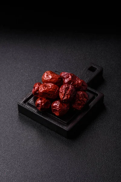 Kırmızı kurutulmuş hurma, Çin tatlı meyve suyu, sağlıklı bir yiyecek olarak. Kırmızı tarihler, tasarımın için yemek arkaplanı olarak jujube
