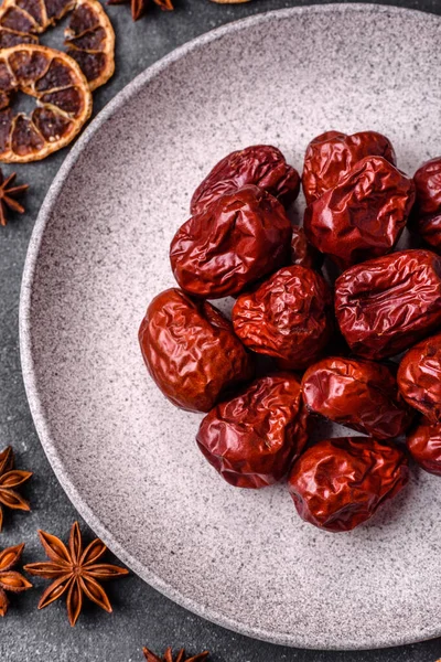 Kırmızı kurutulmuş hurma, Çin tatlı meyve suyu, sağlıklı bir yiyecek olarak. Kırmızı tarihler, tasarımın için yemek arkaplanı olarak jujube