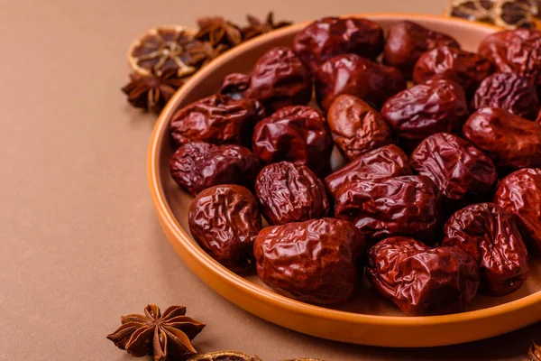 Kırmızı kurutulmuş hurma, Çin tatlı meyve suyu, sağlıklı bir yiyecek olarak. Kırmızı tarihler, tasarımın için yemek arkaplanı olarak jujube