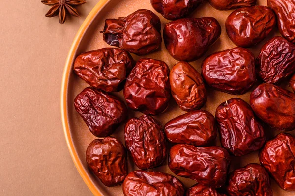 Kırmızı kurutulmuş hurma, Çin tatlı meyve suyu, sağlıklı bir yiyecek olarak. Kırmızı tarihler, tasarımın için yemek arkaplanı olarak jujube
