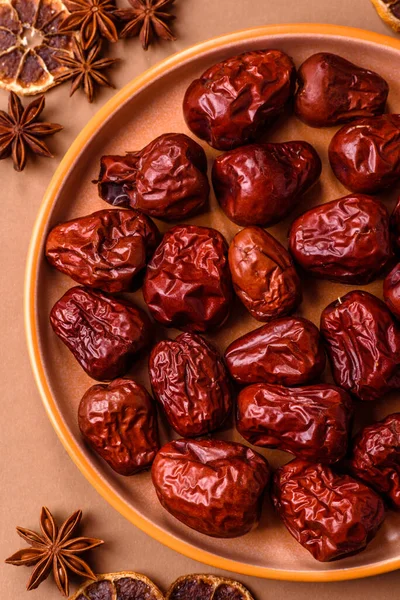 Kırmızı kurutulmuş hurma, Çin tatlı meyve suyu, sağlıklı bir yiyecek olarak. Kırmızı tarihler, tasarımın için yemek arkaplanı olarak jujube