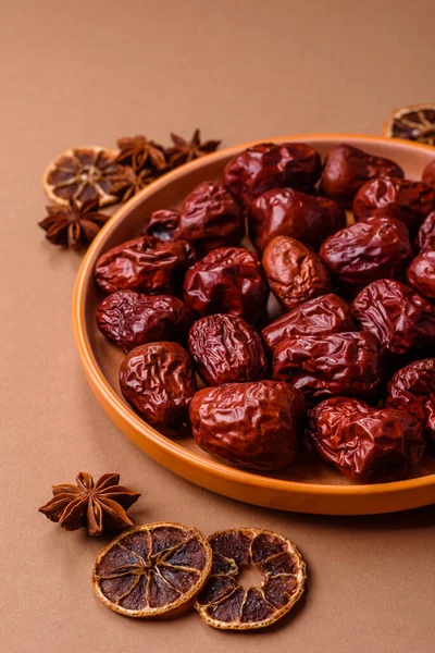 Kırmızı kurutulmuş hurma, Çin tatlı meyve suyu, sağlıklı bir yiyecek olarak. Kırmızı tarihler, tasarımın için yemek arkaplanı olarak jujube