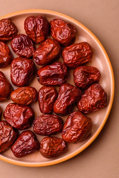 Kırmızı kurutulmuş hurma, Çin tatlı meyve suyu, sağlıklı bir yiyecek olarak. Kırmızı tarihler, tasarımın için yemek arkaplanı olarak jujube
