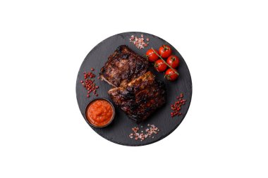 Izgara ya da ızgara domuz eti ya da biftek, kırmızı soslu et, yemek masası için hazır. Tasarımınız için ızgara kaburga.