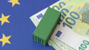 Mal ihracatı ve lojistik için kavramsal bir zemin olarak AB bayrağında bulunan kargo konteynerleri. Tasarımınız için arka plan olarak AB bayrağında bulunan kargo konteynerleri